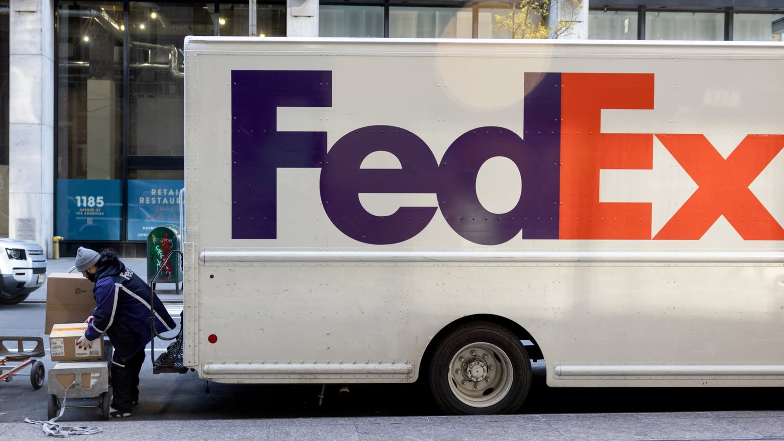 सर्वोच्च न्यायालयाच्या निर्णयानंतर FedEx ने ट्रम्पच्या टॅरिफच्या परताव्यासाठी अमेरिकेवर दावा दाखल केला आहे