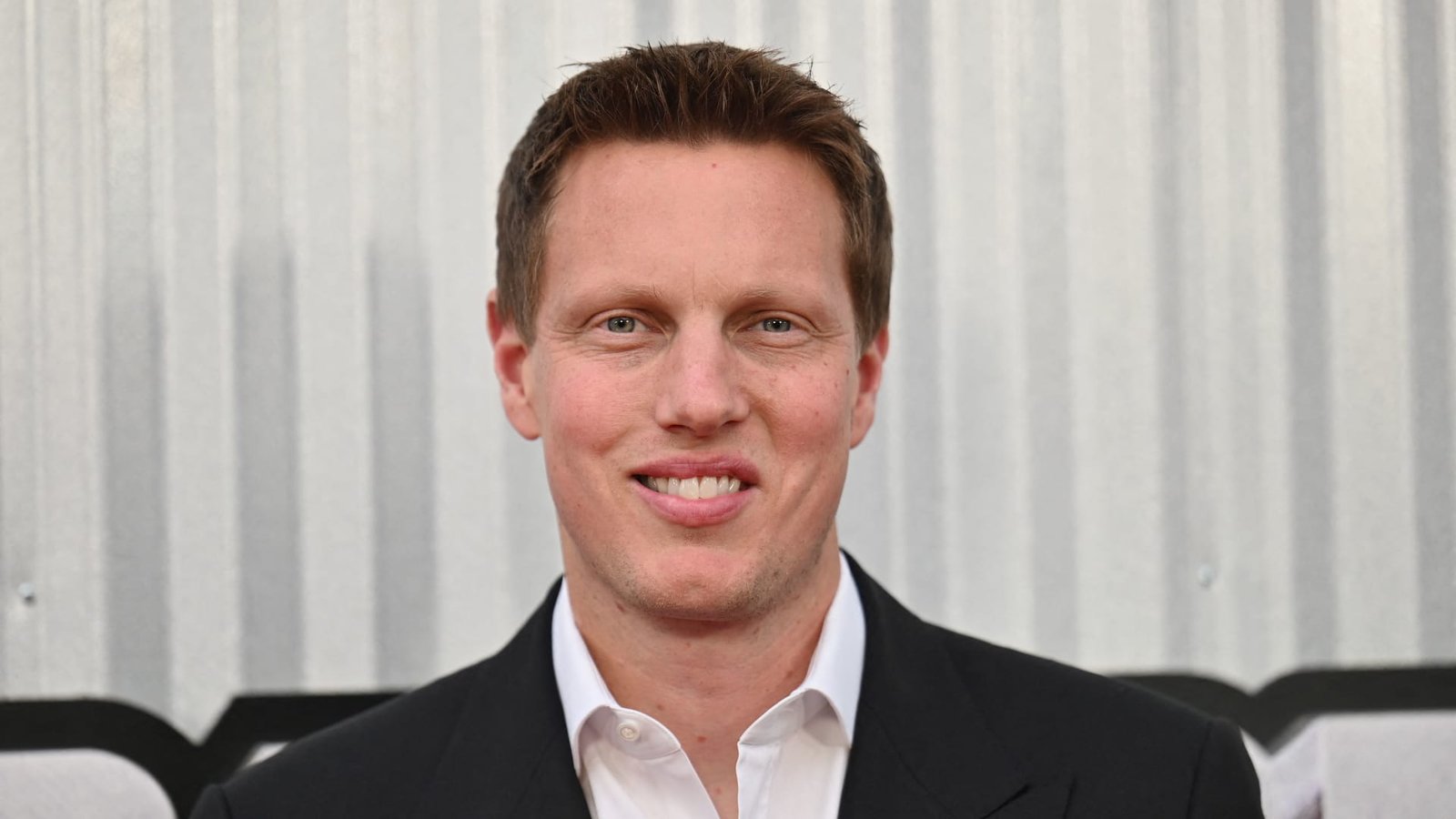 पॅरामाउंटने लॅरी एलिसनच्या सुधारित बोलीला समर्थन देण्याची हमी दिली