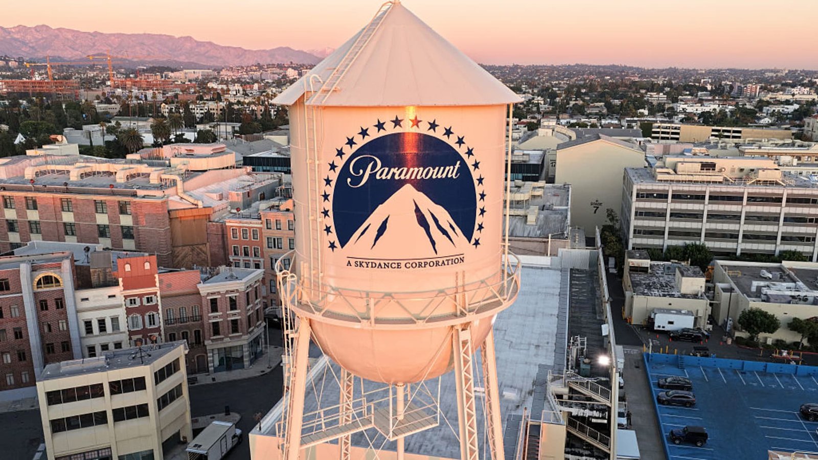 नेटफ्लिक्सने पॅरामाउंट स्कायडान्ससोबत करार चर्चा पुन्हा सुरू करण्यासाठी WBD 7-दिवसांची सूट मंजूर केली