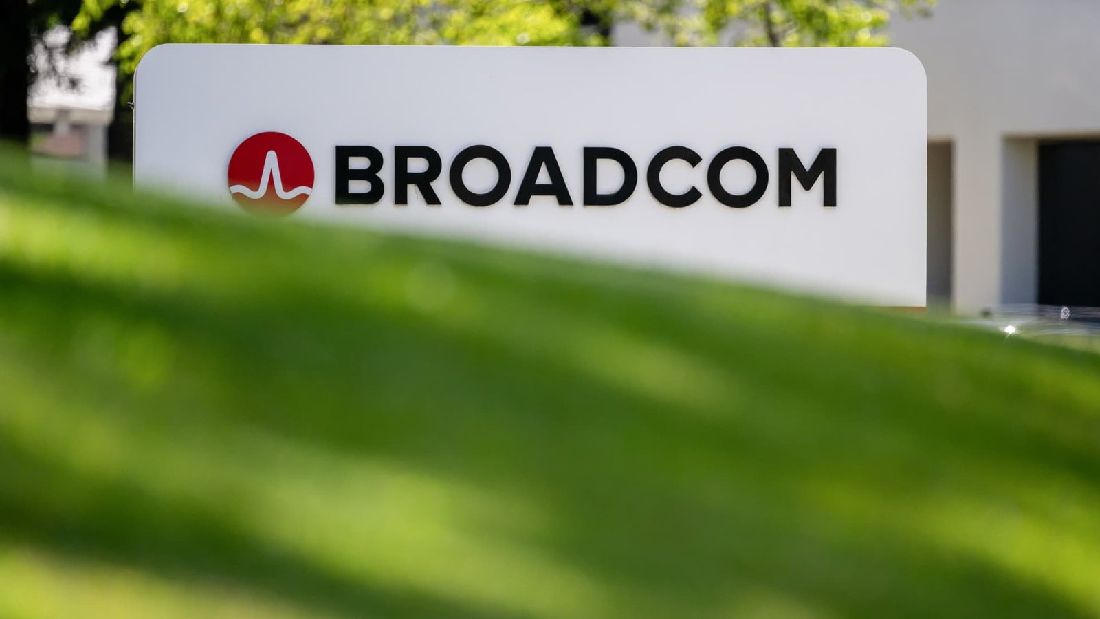 108241611-1765761642216-gettyimages-2217725711-BROADCOM_EARNS.jpeg