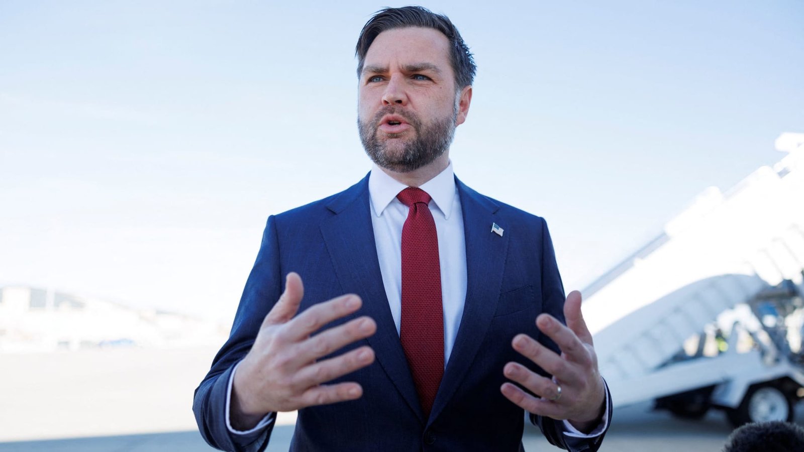 तेल उडी मारल्यानंतर, व्हॅन्सने सांगितले की इराणने टेबलवर मारून लाल रेषांकडे दुर्लक्ष केले