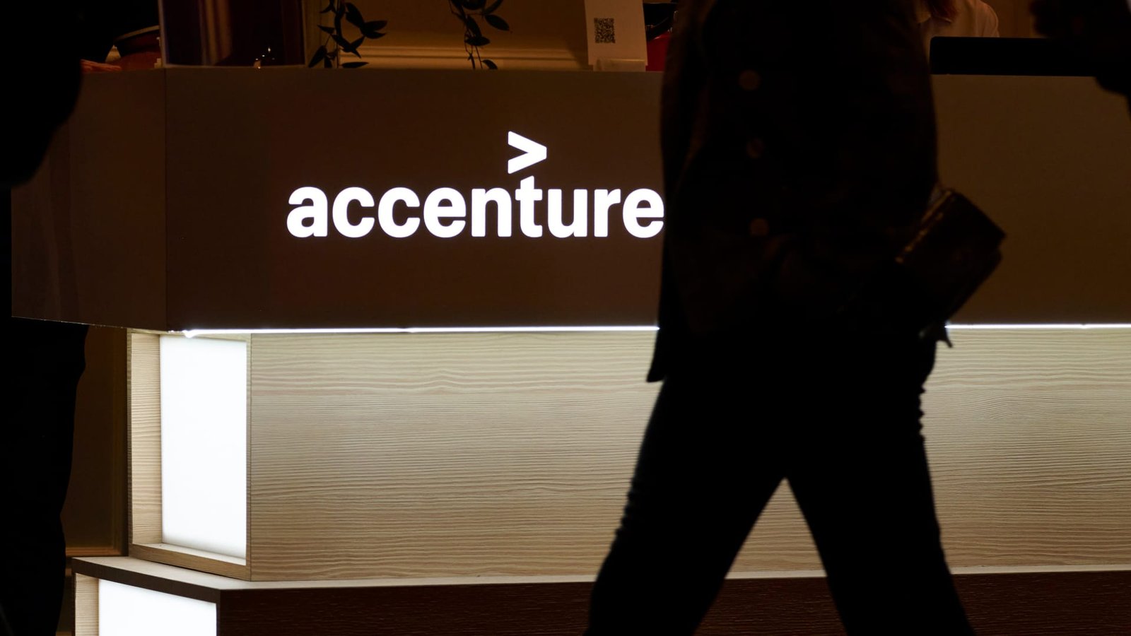 Accenture वरिष्ठ कर्मचाऱ्यांना AI वापरण्यास किंवा पदोन्नती गमावण्यास सांगते