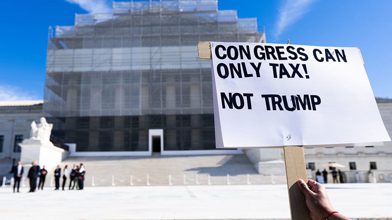 स्वाक्षरी धोरणाला फटकारताना सर्वोच्च न्यायालयाने ट्रम्प यांच्या शुल्कात कपात केली