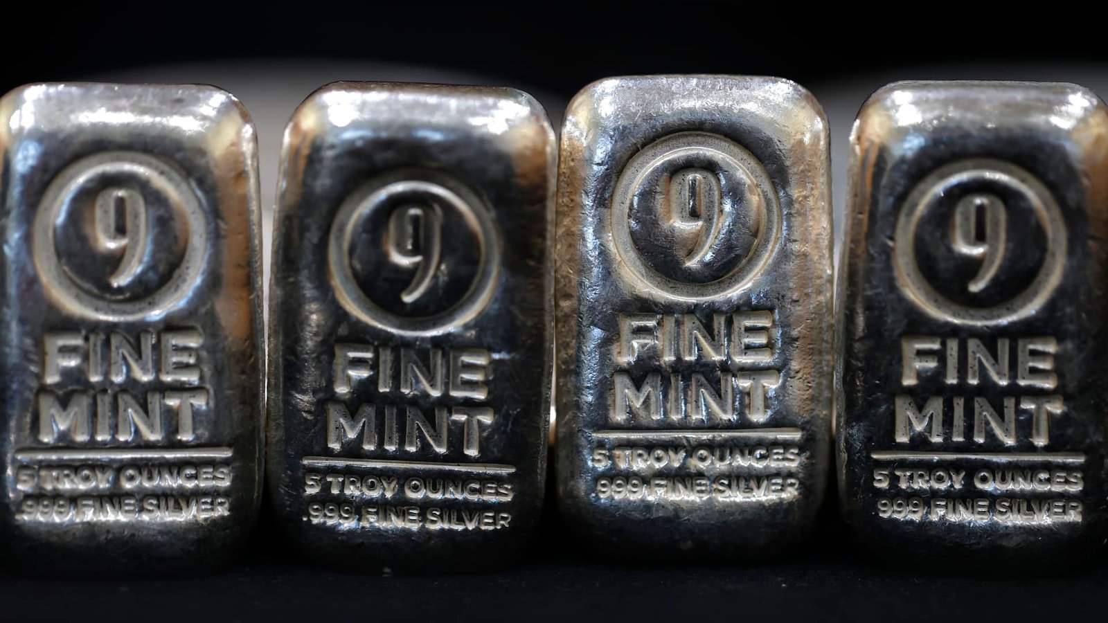 किरकोळ व्यापाऱ्यांनी रॅलीदरम्यान विक्रमी चांदीची खरेदी केली