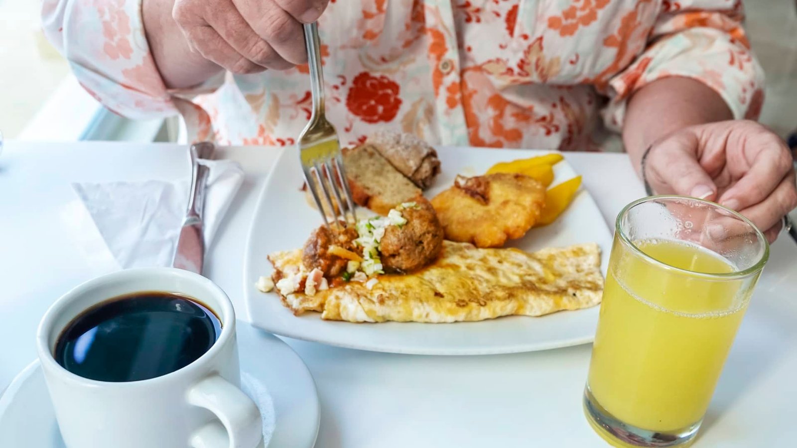 अमेरिकेच्या मोफत हॉटेल ब्रेकफास्टमुळे के-आकाराच्या अर्थव्यवस्थेला धोका आहे