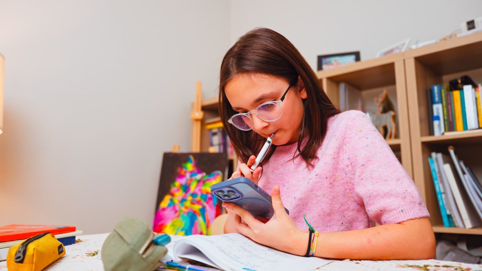 एआय चॅटबॉट कंपन्यांना यूकेमधील मुलांचे संरक्षण करण्यासाठी कठोर नियमांचा सामना करावा लागतो