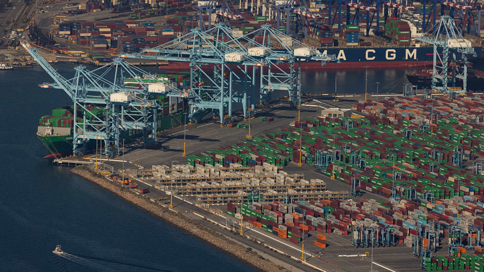 LA मधील देशाच्या सर्वात मोठ्या बंदरावर, निराशाजनक चीन व्यापारामुळे मालवाहतूक घसरते