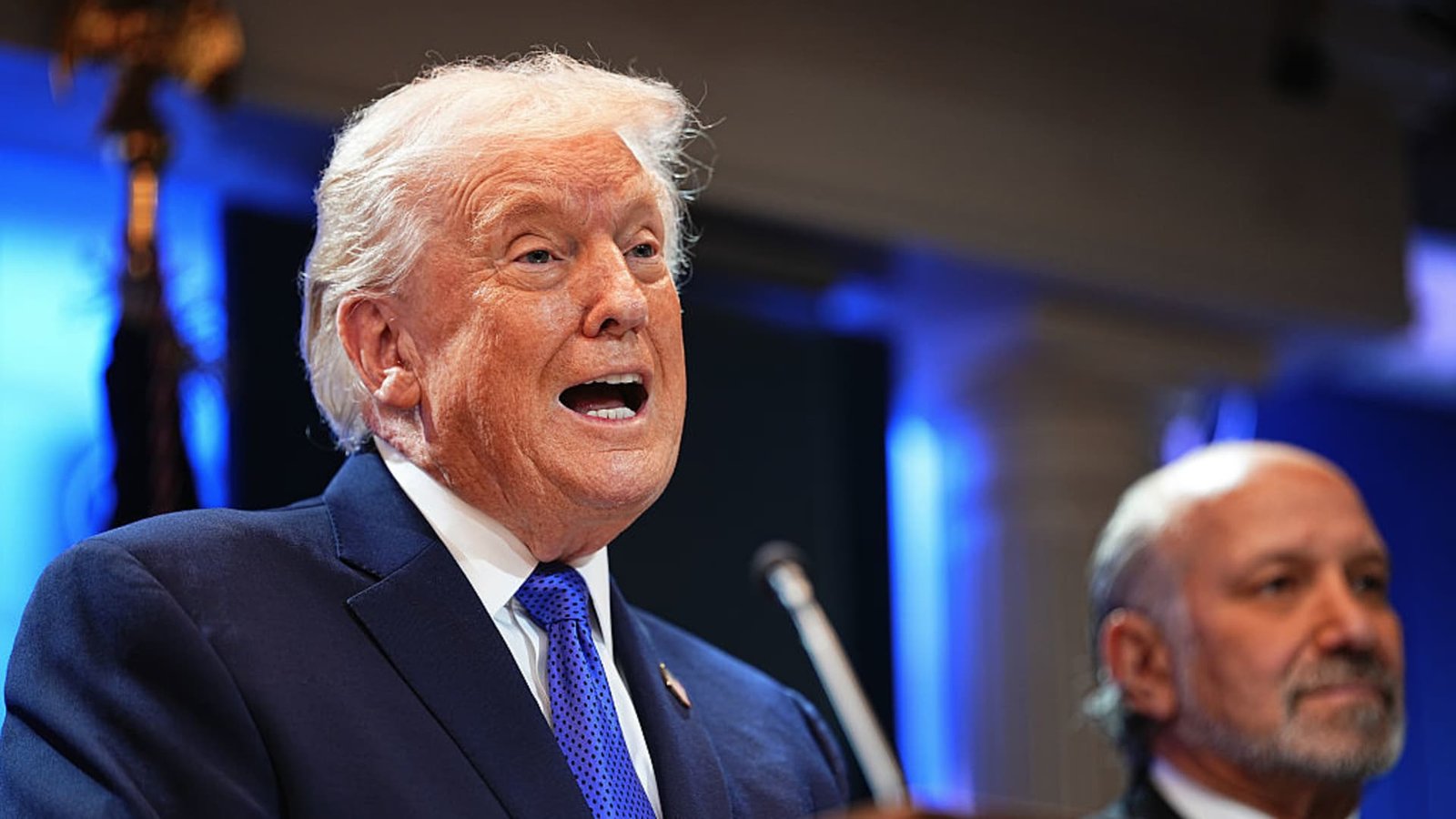 सर्वोच्च न्यायालयाच्या नुकसानीमुळे संतप्त झाल्यानंतर ट्रम्प यांनी नवीन 10% जागतिक दर जाहीर केले