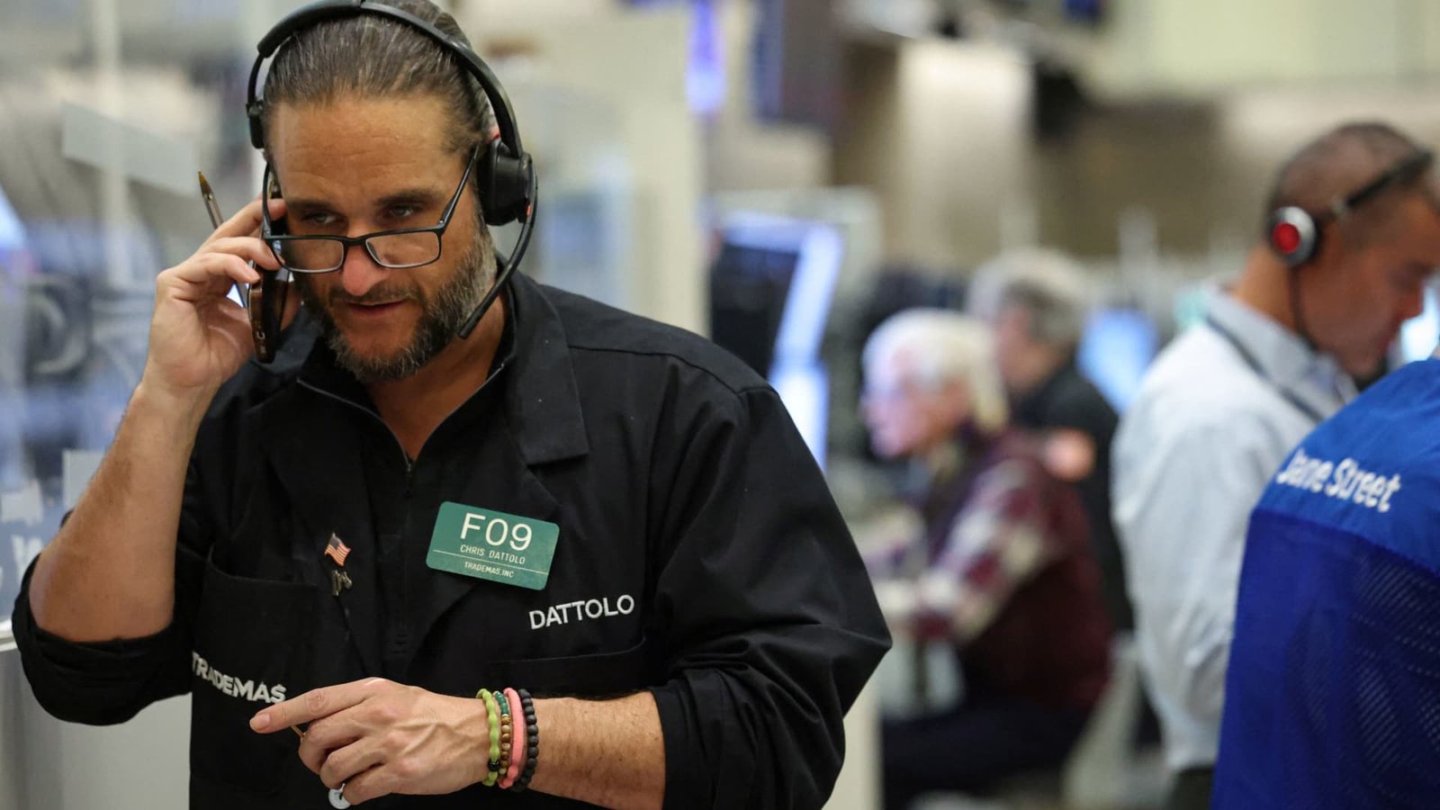 अस्थिर टॅरिफ परिस्थिती आणि नवीन AI व्यत्ययांमुळे बाजारपेठेत विक्री सुरू झाली आहे