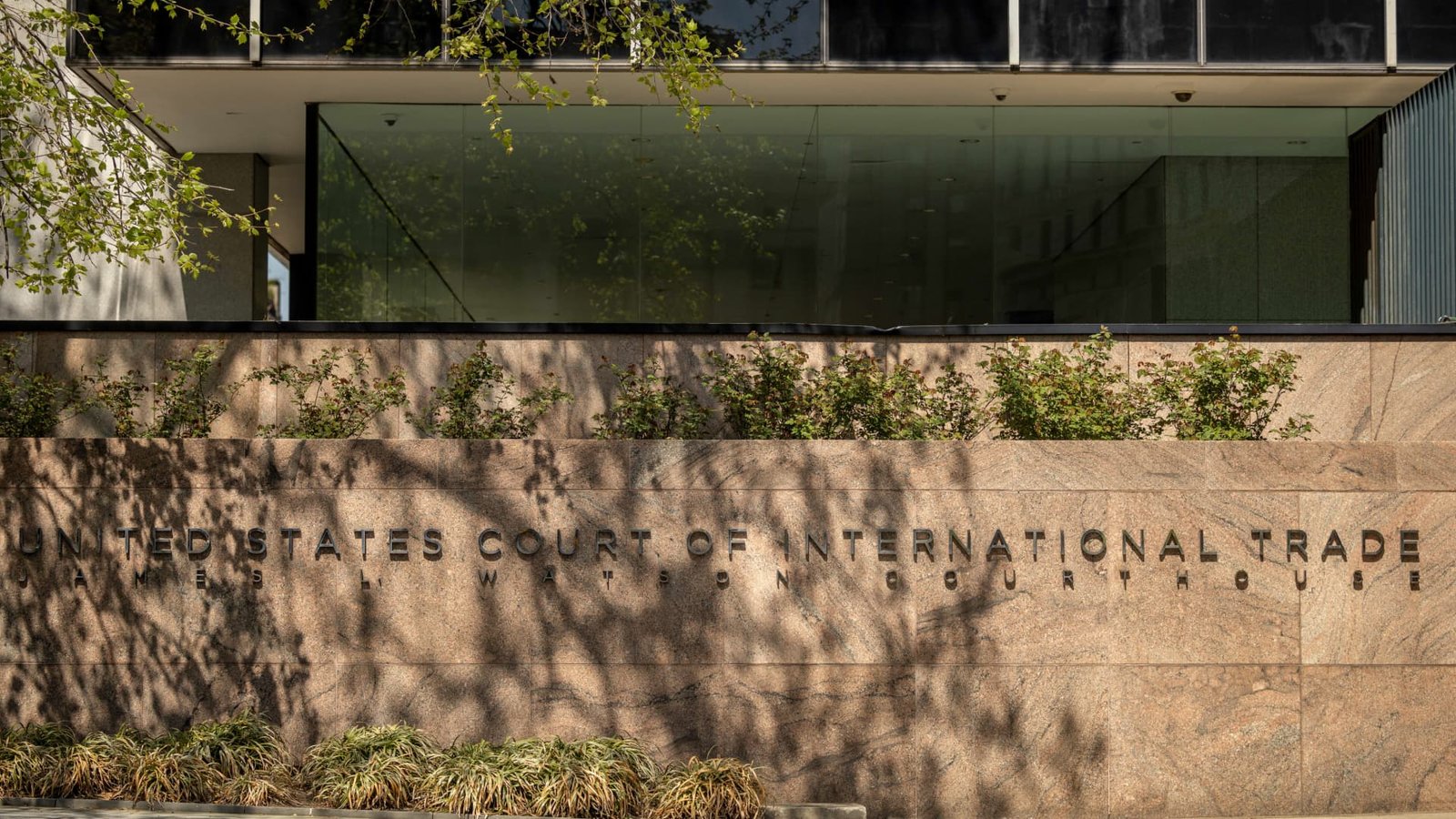 ट्रम्प डीओजेला शुक्रवारी त्याच्या पहिल्या मोठ्या कर परतावा न्यायालयाच्या अंतिम मुदतीचा सामना करावा लागतो