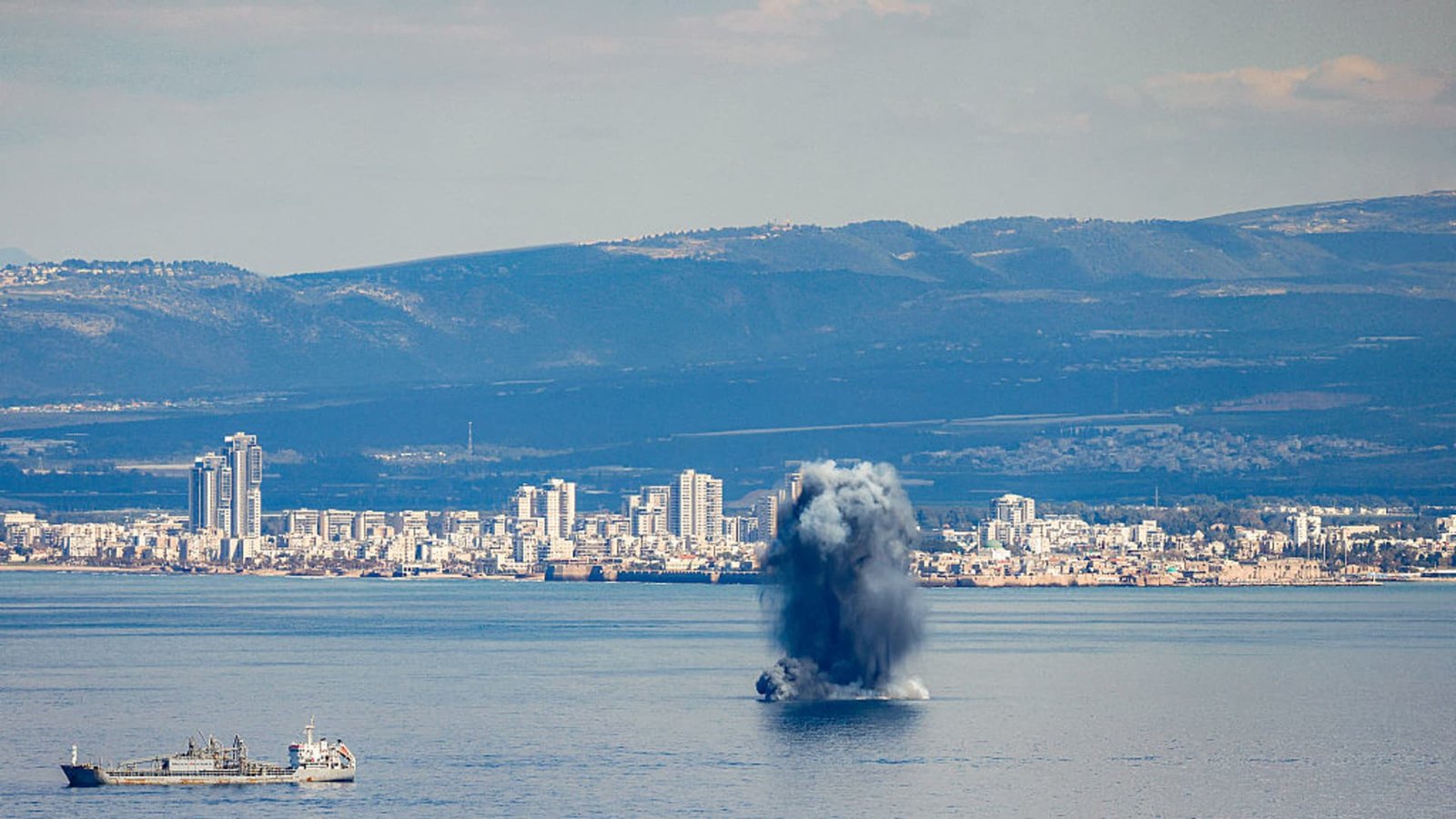 अमेरिकेच्या हल्ल्याला इराणने प्रत्युत्तर दिल्याने संपूर्ण मध्यपूर्वेमध्ये स्फोट ऐकू आले