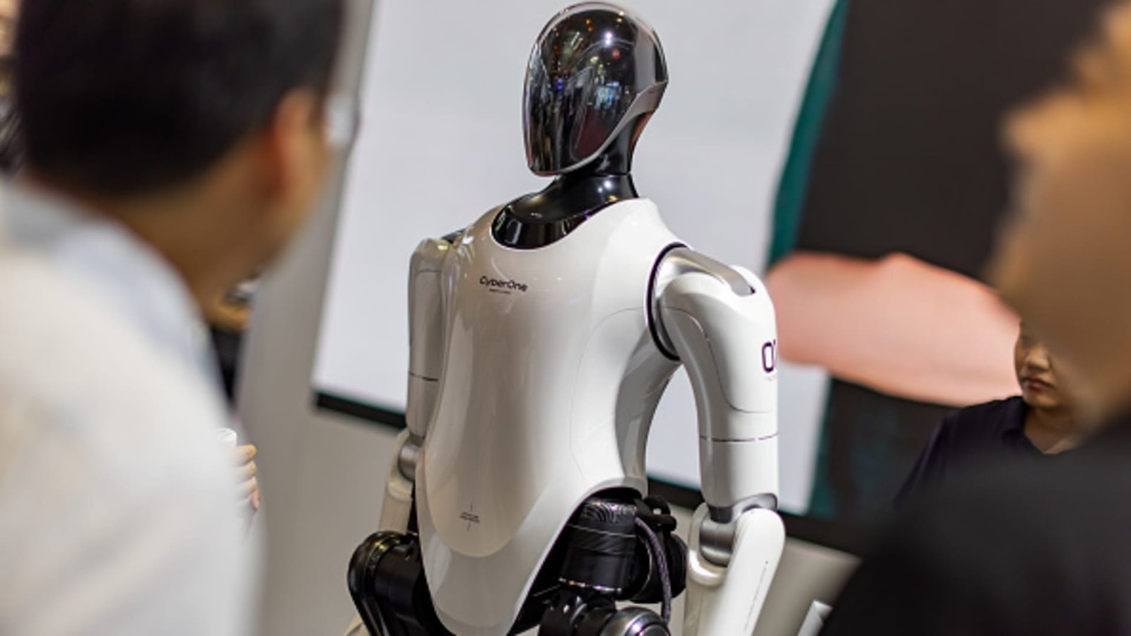 Xiaomi त्याच्या EV कारखान्यात ह्युमनॉइड रोबोट्सची चाचणी करत आहे