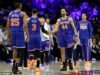 NBA चाहत्यांना प्रवासाच्या दुःस्वप्नाचा सामना करावा लागल्यामुळे विश्वचषकाने निक्सच्या प्लेऑफमध्ये नाश होण्याची धमकी दिल्याने संताप