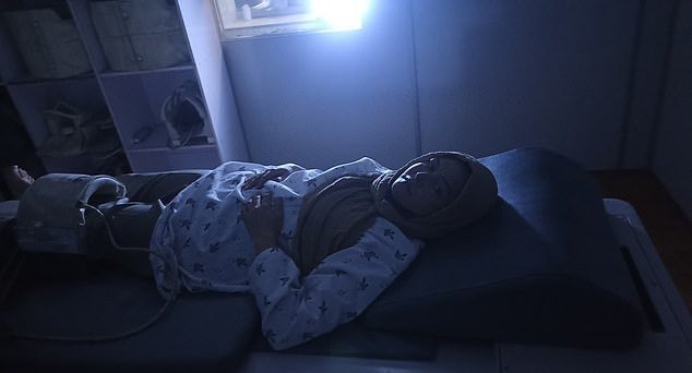 तालिबान अंतर्गत नरकासारखे जीवन: अफगाण स्त्रीने तुरुंगवास आणि छळाचे वर्णन केले, तिच्या कुटुंबाला फटके मारले आणि तिच्या 14 वर्षांच्या बहिणीला मोठ्या माणसाशी लग्न करण्यास भाग पाडले.