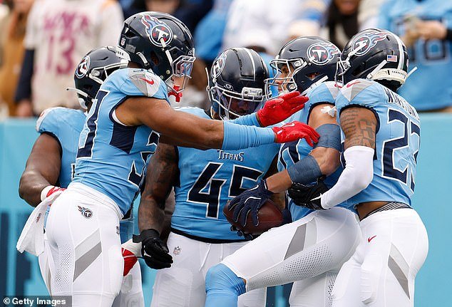 टेनेसी टायटन्स नॅशव्हिलच्या आयकॉनिक ब्रॉडवेवर त्यांच्या NFL प्रतिस्पर्ध्यांना क्रूरपणे ट्रोल करतात