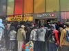 लक्झरी वॉचमेकर ऑडेमार्स पिग्युटच्या सहकार्याने स्वॅच स्टोअर्समध्ये गोंधळ सुरू झाला, राग, अटक आणि रात्रभर वाट पाहणाऱ्या चाहत्यांसमोर प्रचंड गट रांगेत उभे आहेत.