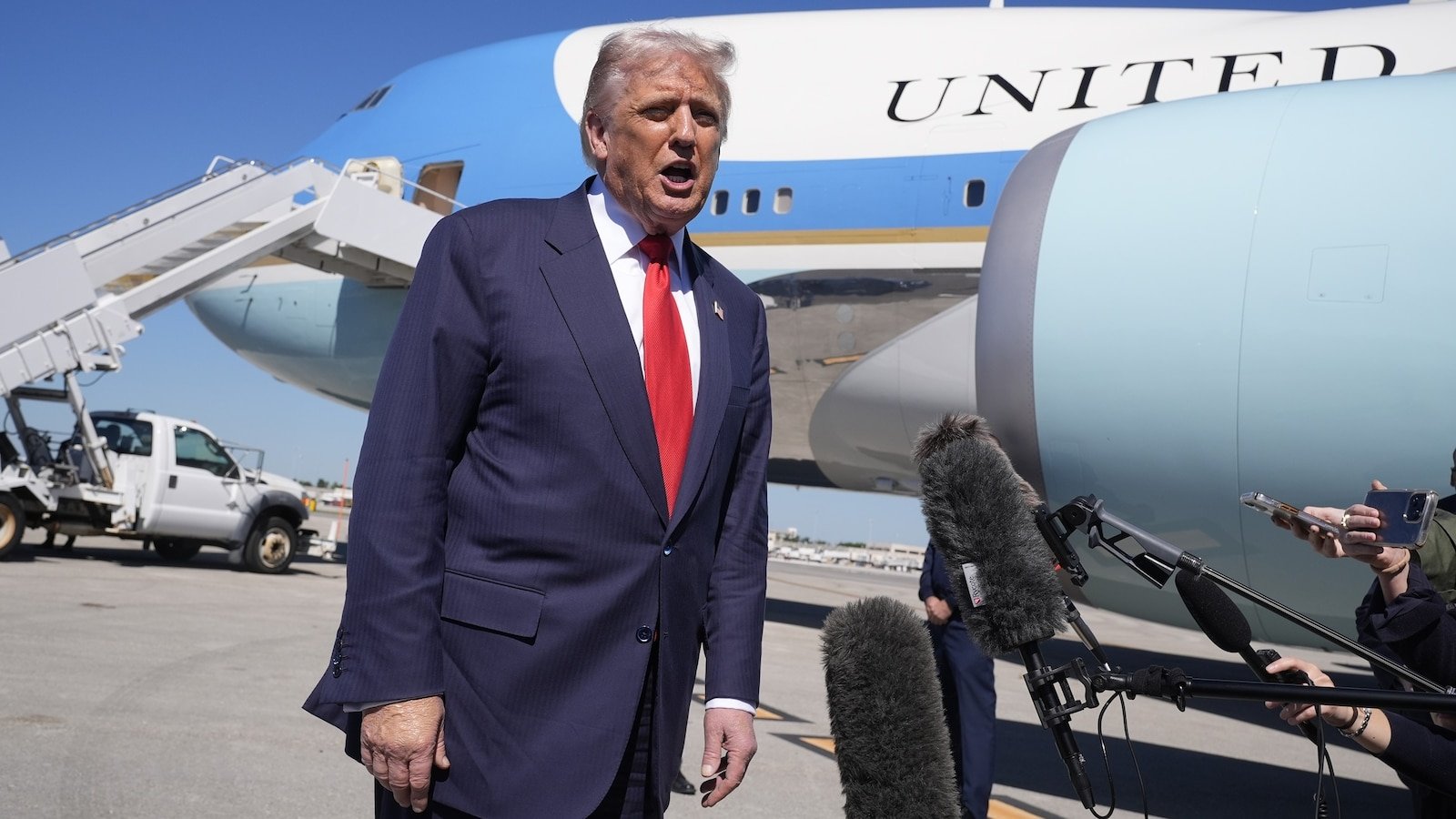 अर्ध्या अमेरिकन लोकांचे म्हणणे आहे की ट्रम्प प्रशासन अमेरिकन लोकांच्या हक्कांचे आणि स्वातंत्र्यांचे संरक्षण करण्यासाठी वचनबद्ध नाही: सर्वेक्षण