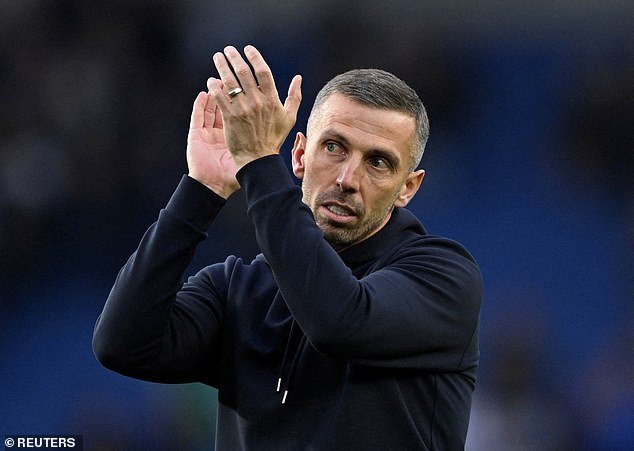 वरिष्ठ स्टार गॅरी ओ’नील वुल्व्ह्स बॉस होण्याच्या शर्यतीतून बाहेर पडला आहे आणि चाहत्यांनी त्याच्या पुनरागमनावर शंका व्यक्त केली आहे – आणि चॅम्पियनशिप व्यवस्थापक स्पर्धक म्हणून उदयास आला आहे.