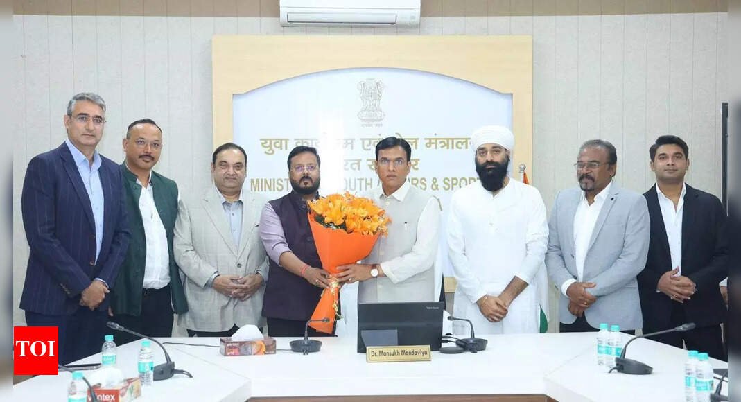 फर्स्ट लीग क्लब क्रीडामंत्र्यांना भेटून हस्तक्षेपाची विनंती करतात; AIFF ने ISL क्लबच्या मुख्य कार्यकारी अधिकाऱ्यांसोबत प्रत्यक्ष बैठक घेण्याचा प्रस्ताव ठेवला आहे