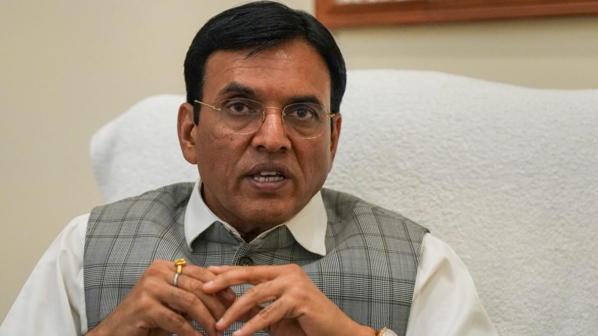 भारतीय फुटबॉल संकटाच्या पार्श्वभूमीवर क्रीडा मंत्री मांडविया यांनी रचनात्मक संवादाचे आवाहन केले क्रीडा बातम्या