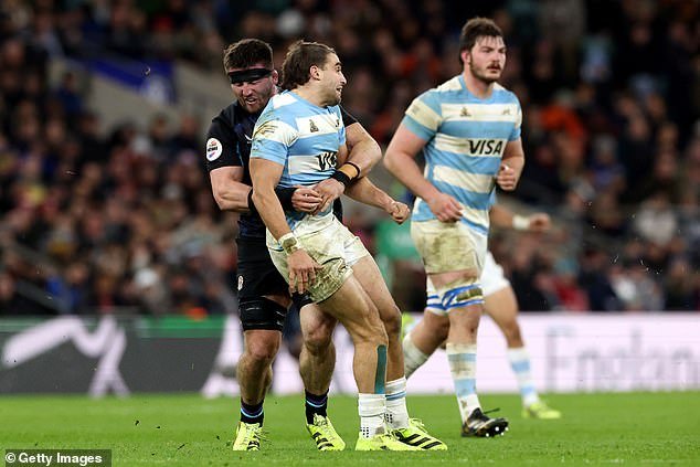 अर्जेंटिनामधील इंग्लंडचा विजय खट्टू झाला: टॉम करीने प्रतिस्पर्धी प्रशिक्षकाला धक्काबुक्की केल्याचा आरोप केला आणि बदली खेळाडूच्या चुरशीच्या टॅकलमुळे खेळपट्टीवर भांडण सुरू झाले.