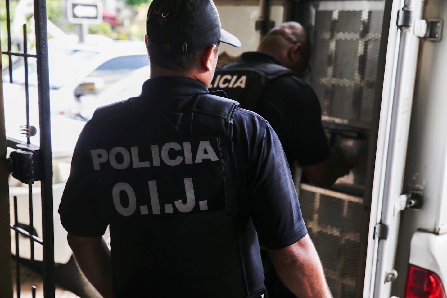 सावत्र बापाची शिक्षा म्हणजे मुलीने आईशी बोलल्यास तिला घाबरवणे