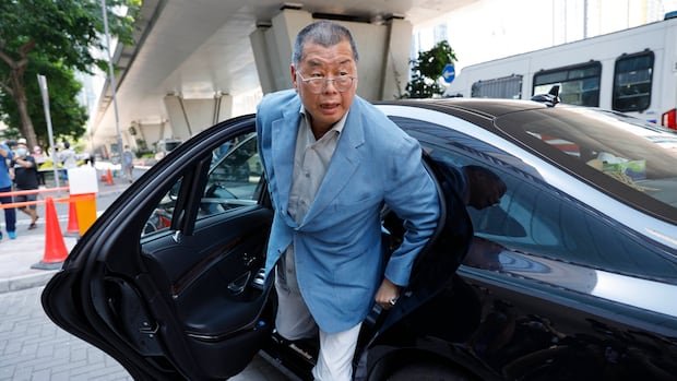 हाँगकाँगच्या न्यायाधीशांनी मीडिया टायकून आणि बीजिंग समीक्षक जिमी लाई यांना देशद्रोह, परदेशी संगनमताने दोषी ठरवले