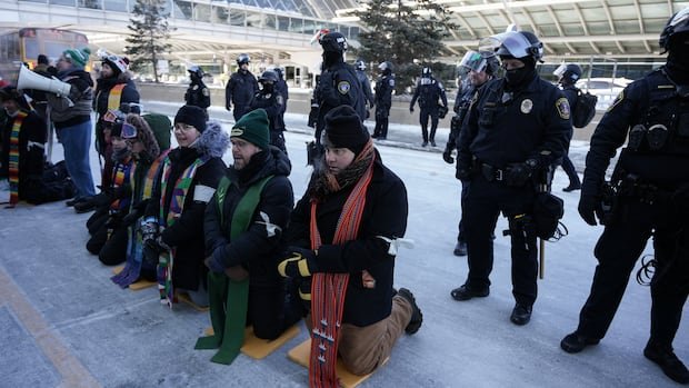 मिनियापोलिस विमानतळाजवळ आयसीई विरोधी निषेधात डझनभर पाळकांना अटक