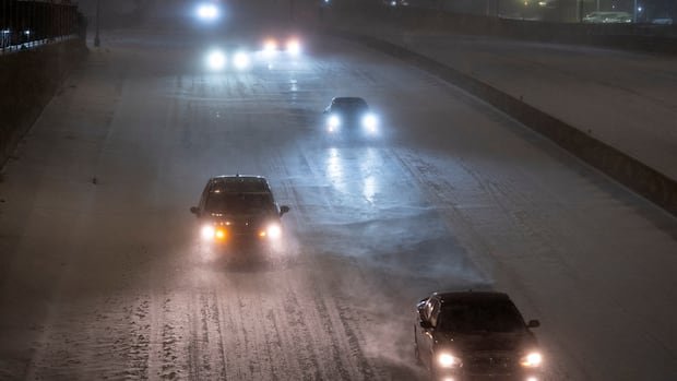 हिवाळी वादळाचा तडाखा बसल्याने संपूर्ण यूएसमध्ये हजारो उड्डाणे रद्द करण्यात आली