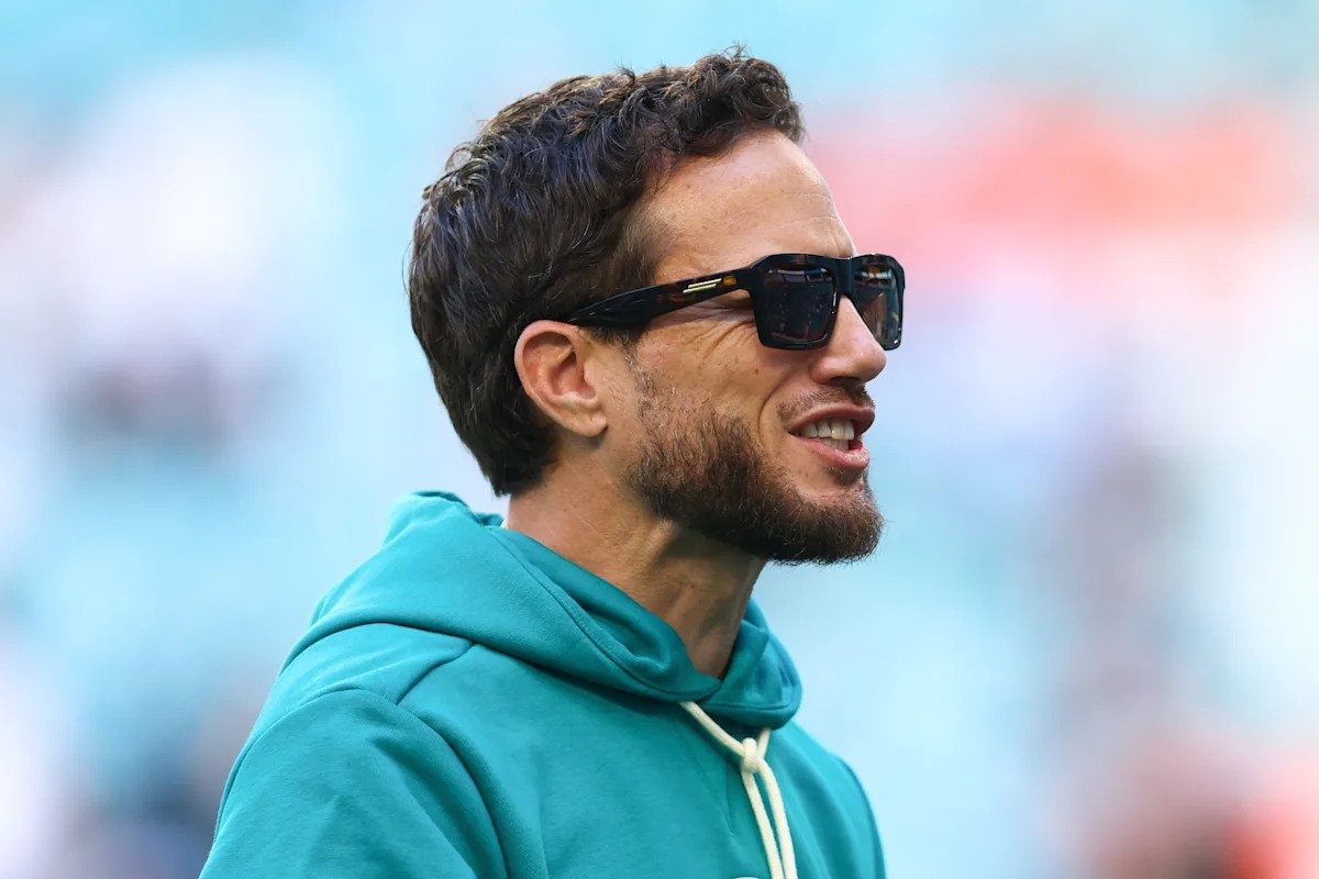 चार्जर्सने डॉल्फिनचे माजी मुख्य प्रशिक्षक माइक मॅकडॅनियल यांना आक्षेपार्ह समन्वयक म्हणून नियुक्त केले.