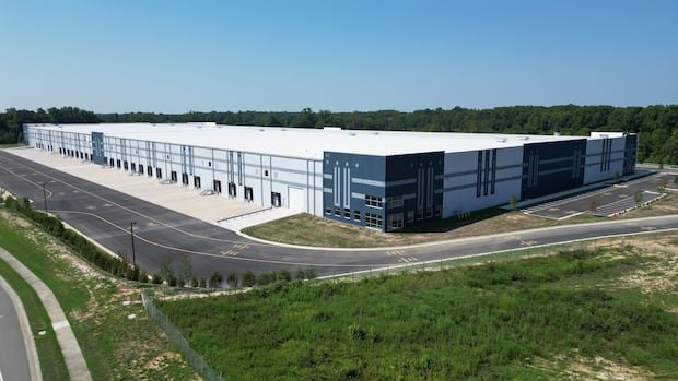 यूएस सरकारला बीसी अब्जाधीशांचे व्हर्जिनिया वेअरहाऊस विकत घ्यायचे आहे जेणेकरून ते आयसीई सुविधेत बदलेल