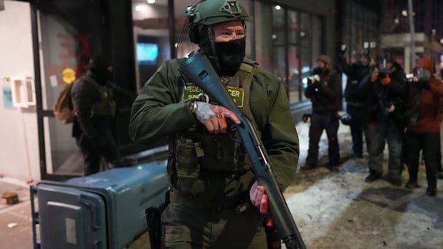 ट्रम्पच्या इमिग्रेशन क्रॅकडाउनमुळे त्याला राजकीयदृष्ट्या कसे दुखापत होऊ लागली आहे