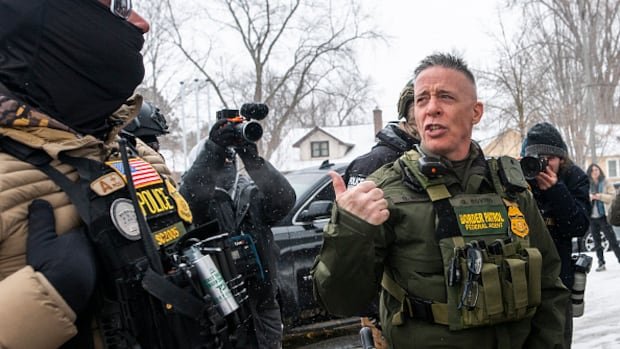 ट्रम्प यांनी त्यांच्या इमिग्रेशन क्रॅकडाउनच्या नेतृत्वात फेरबदल केल्यामुळे बोविनो मिनियापोलिस सोडतील