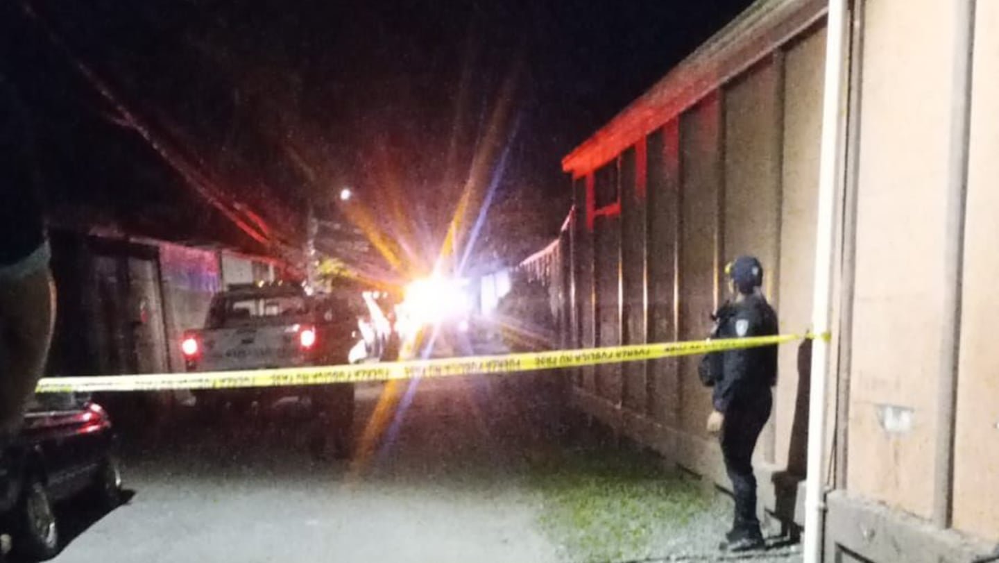 जवळपास तिहेरी हत्याकांडात संपलेल्या हल्ल्याचा एक 16 वर्षांचा मुलगा प्राणघातक बळी आहे