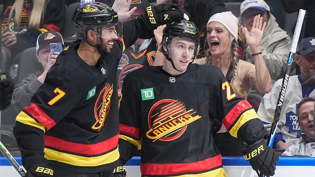 कॅनक्स ओहग्रेन आणि लेकेरीमाकी यांनी मॅपल लीफ विरुद्ध स्क्रीनवर रसायनशास्त्र प्रदर्शित केले