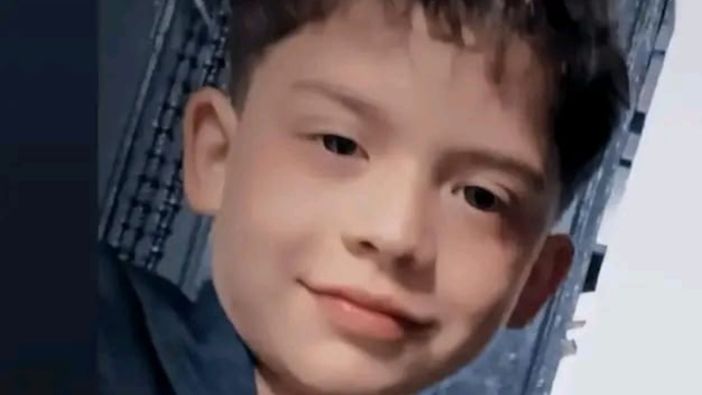 ख्रिसमसच्या वेळी भटक्या गोळीने मारल्या गेलेल्या मुलाच्या बापाची हृदयद्रावक कहाणी: त्याला चाचणीशिवाय ताब्यात घेण्यात आले