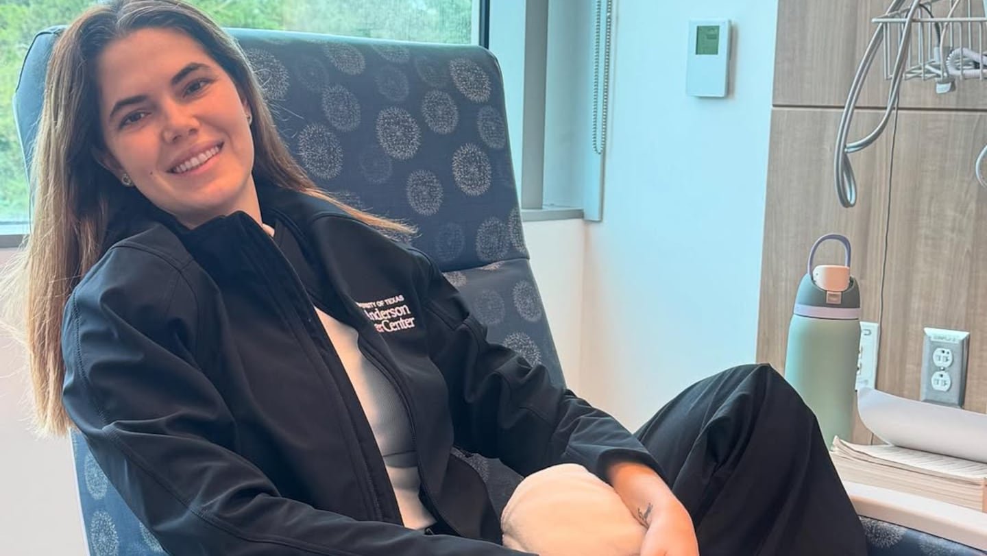 कॅरोलिना झिकेलने तिच्या कर्करोगाच्या निदानाबद्दल विनाशकारी बातमी उघड केली आहे