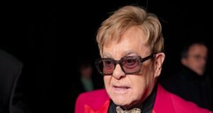 नाट्यमय क्षण सर एल्टन जॉनच्या पायलटने टेक-ऑफ दरम्यान खाजगी विमानावर ‘मोठा’ शिकारी पक्षी बॉम्ब टाकल्यावर आपत्कालीन कारवाई करणे आवश्यक आहे.