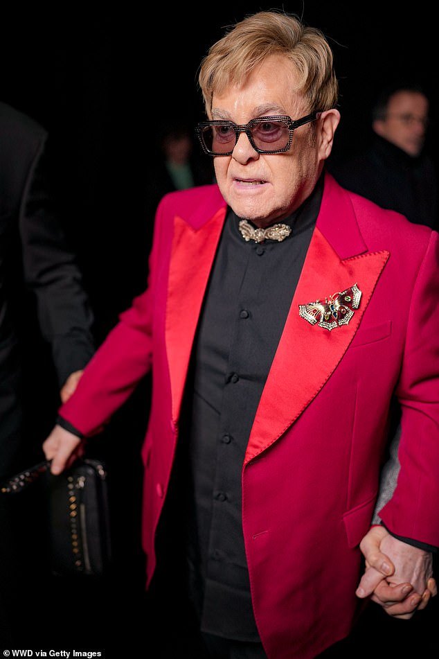 नाट्यमय क्षण सर एल्टन जॉनच्या पायलटने टेक-ऑफ दरम्यान खाजगी विमानावर ‘मोठा’ शिकारी पक्षी बॉम्ब टाकल्यावर आपत्कालीन कारवाई करणे आवश्यक आहे.