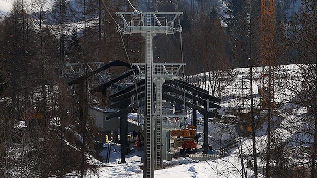 बुधवारपासून सुरू होत असलेल्या ऑलिम्पिक स्पर्धेसह कोर्टिनामध्ये उन्माद सुरूच आहे