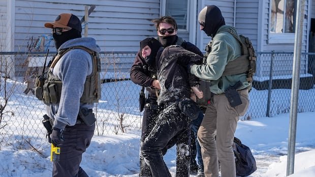 यूएस सीमा अधिकाऱ्यांनी सुमारे 700 फेडरल इमिग्रेशन अधिकाऱ्यांना मिनेसोटा सोडण्याचे आदेश दिले आहेत