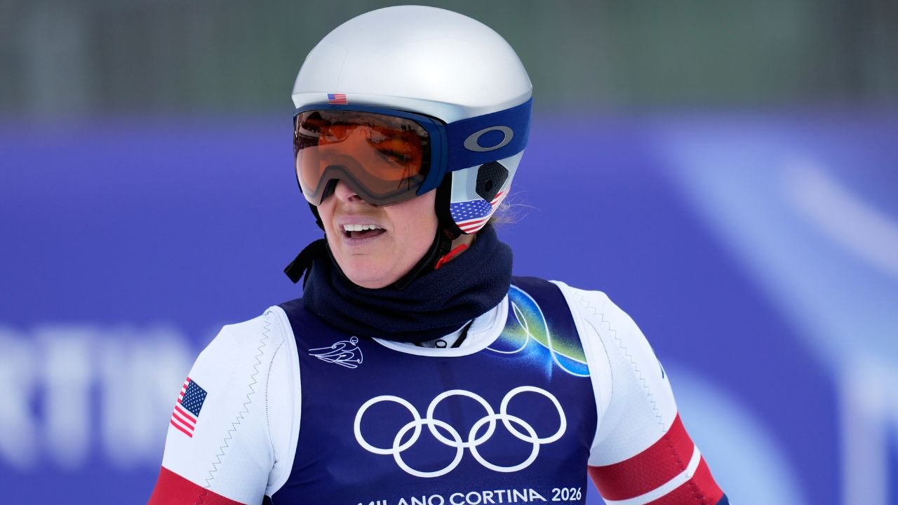 लिंडसे वॉनने ऑलिम्पिक महिलांच्या उतारावर क्रॅश केला