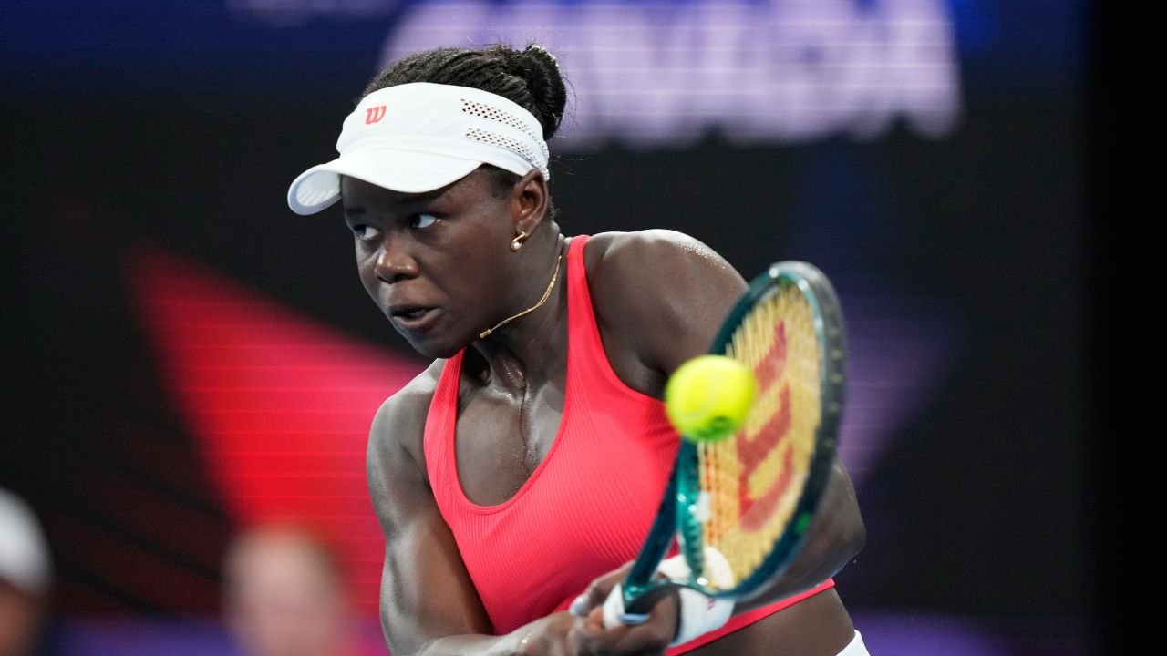 कतार ओपनमध्ये कॅनडाच्या व्हिक्टोरिया मपोकोने एलेना रायबाकीनाचा पराभव केला