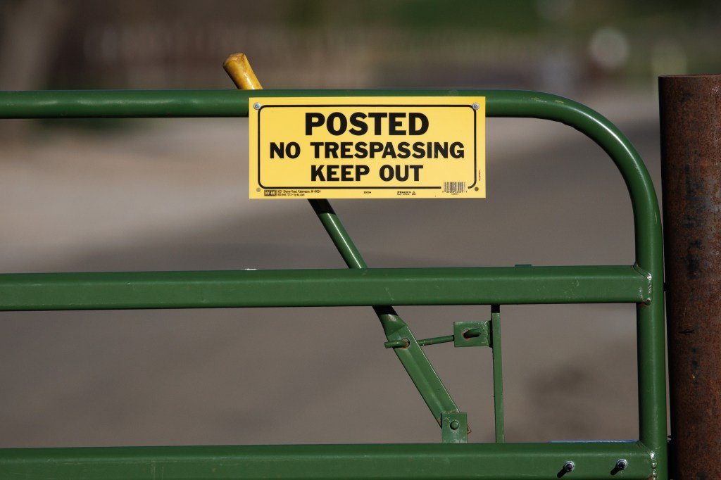 अल्मेडा काउंटी पर्यवेक्षकांनी बेकायदेशीर गेट विवादाबद्दल फ्रेमोंट अधिकार्यांना फटकारले