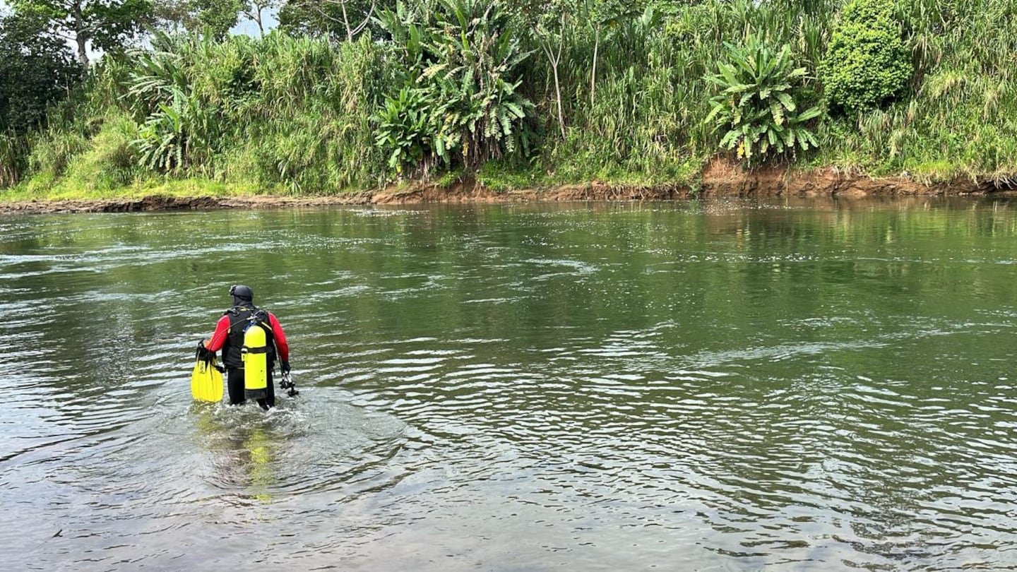 बेबेडेरो डी कॅनास येथे बोट उलटल्याने एक व्यक्ती बेपत्ता आहे