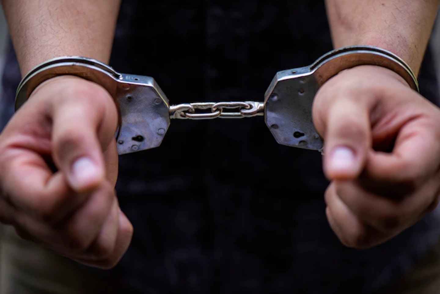 किराणा दुकानात एका निष्पाप मुलाला गोळ्या घालणाऱ्या “गॉर्डो डॅनियल” टोळीच्या सदस्यांचा ते निषेध करतात.