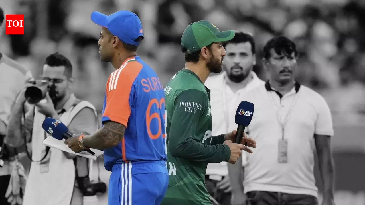 IND vs PAK: ‘चांगले खा आणि झोपायला जा’ – सूर्यकुमार यादव आणि सलमान अली आगा हँडशेकवर ‘वेटिंग’ गेम खेळतात | क्रिकेट बातम्या