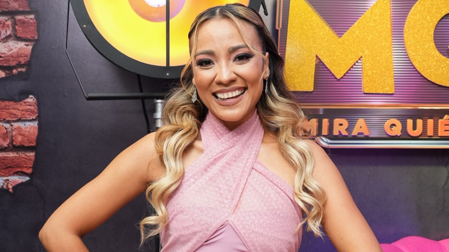 येसेनिया रेयेस नृत्य स्पर्धेत कोस्टा रिकाचे प्रतिनिधित्व करू शकलेल्या विद्यार्थ्याचा निषेध करते