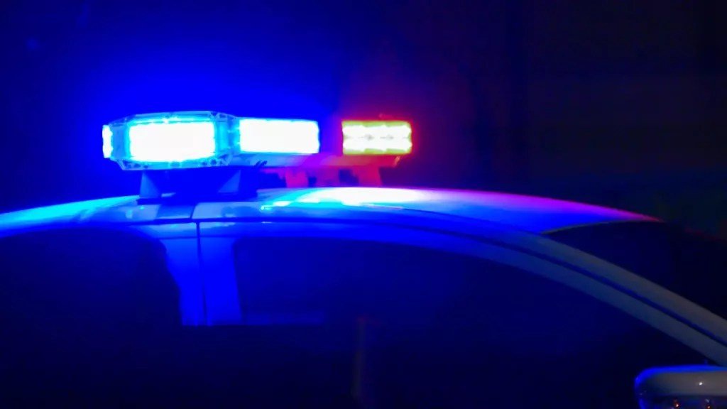 एमरीव्हिलमध्ये रुळांवर असलेल्या कारला ट्रेनची धडक