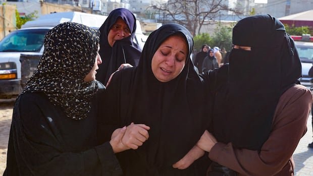 इस्रायलने गाझा तंबूच्या छावण्यांवर प्राणघातक हवाई हल्ले सुरू केले, असे पॅलेस्टिनी अधिकाऱ्यांचे म्हणणे आहे